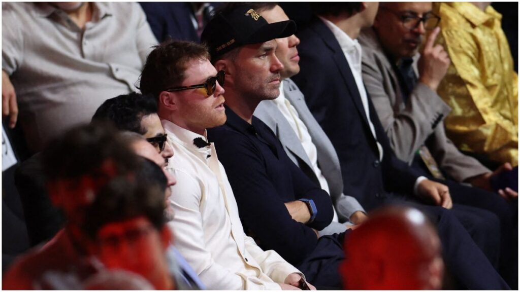 Canelo Álvarez y Gennady Golovkin están sentados cerca del ringside | Reuters