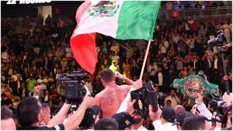¡Canelo aterriza en Egipto y desata locura rumbo a su próxima pelea!