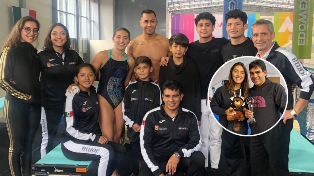 César Cuevas con algunos de sus alumnos
