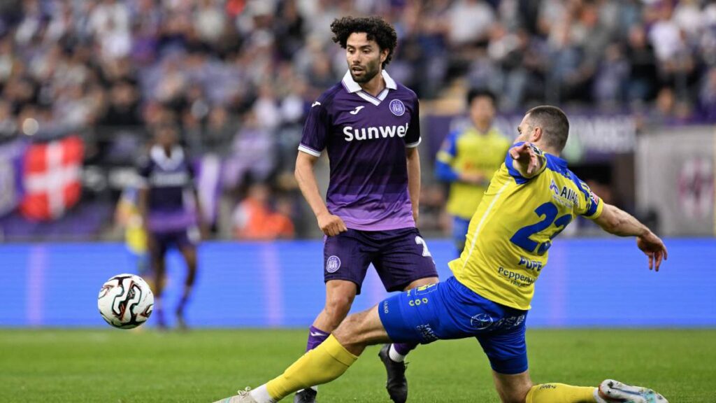 Chino Huerta, titular con el Anderlecht |