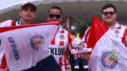 Serenata rojiblanca: Chivas recibe apoyo previo al duelo ante Cruz Azul