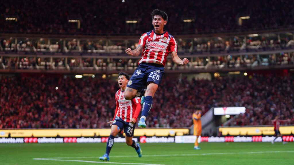 ¡Sandoval marca doblete y Chivas avanzaría a semifinales!
