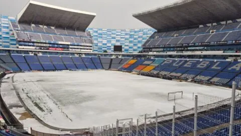 ¡Ciudad de los Ángeles! Estadio Cuauhtémoc se cubre de blanco tras intensa granizada en Puebla