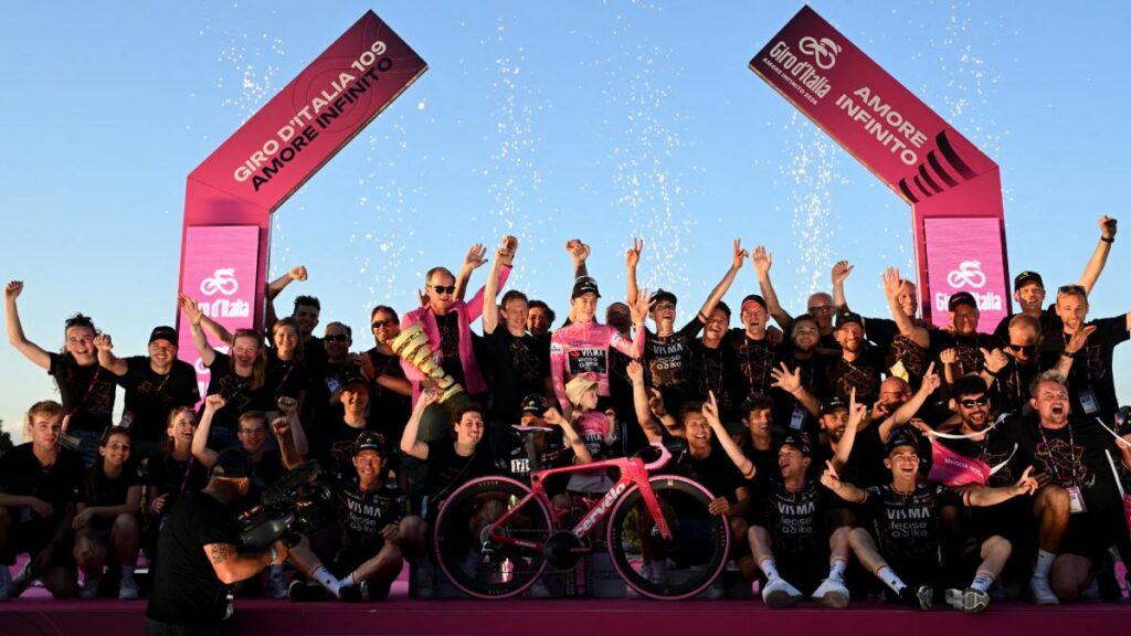Después de tres semanas de competencia, Jonas Vingegaard completa un tridente histórico en el mundo del ciclismo
