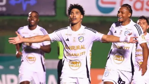 Fantasma Figueroa hace creer a Comunicaciones: "Somos favoritos"