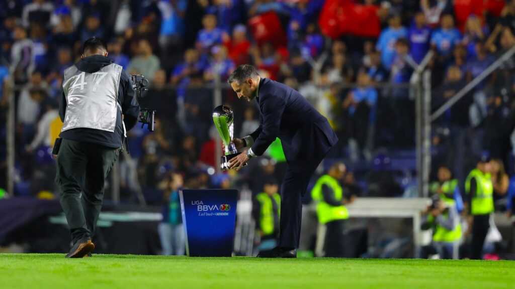 Chaco Gimenez sostiene la copa del Clausura 2026