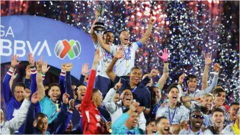 Huiqui reitera su deseo de seguir en Cruz Azul tras levantar el título: "Solo falta que se haga oficial"