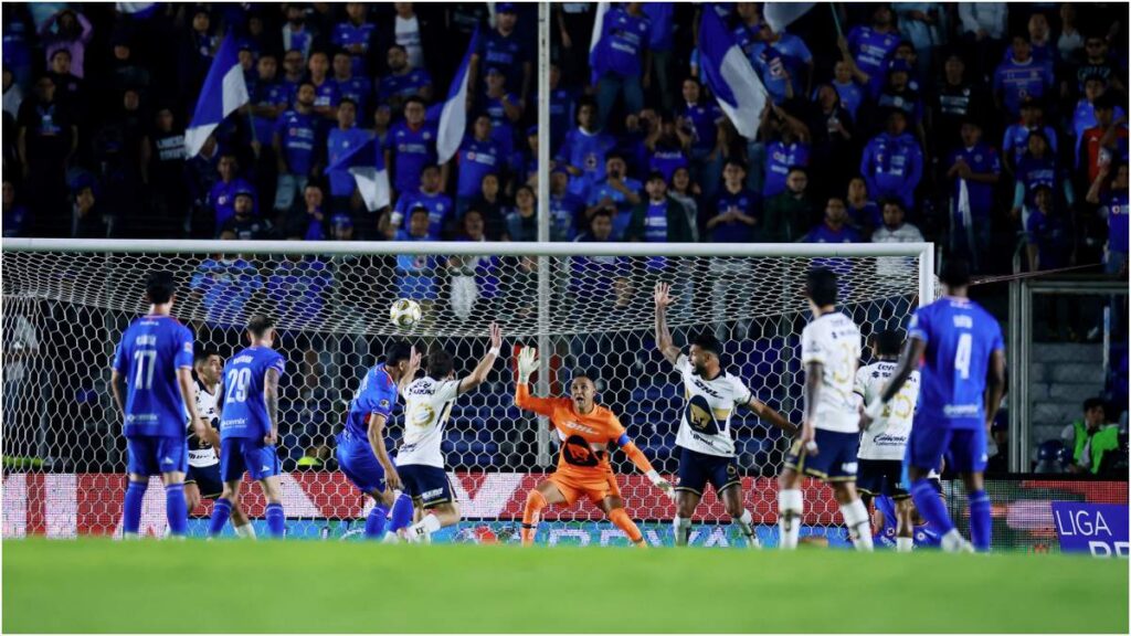 Cruz Azul estuvo cerca de abrir el marcador. Reuters