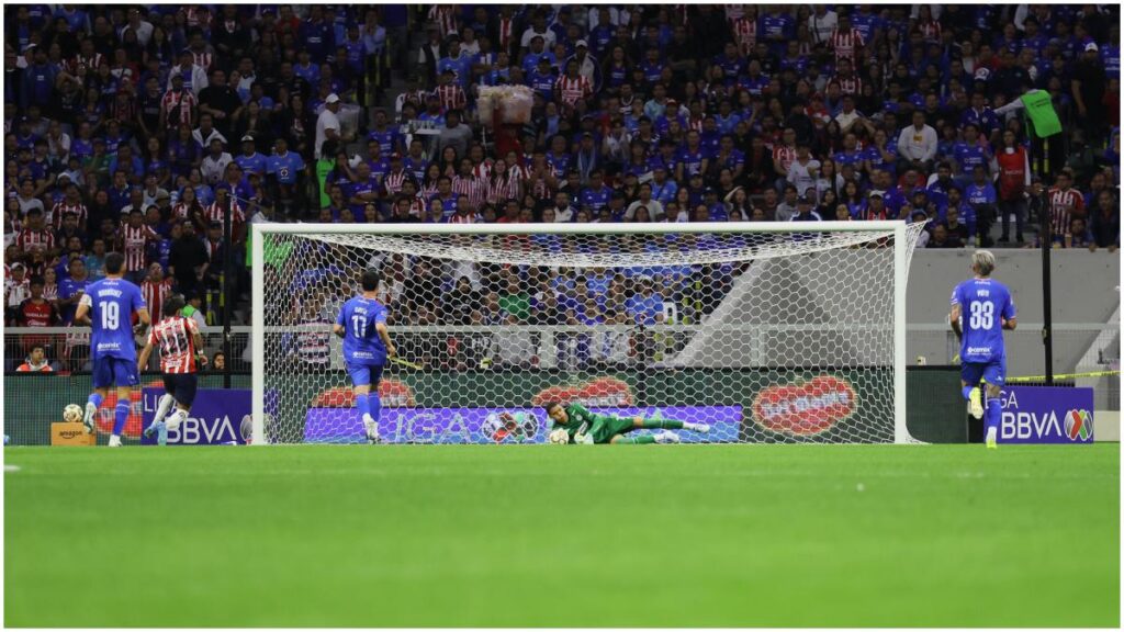 Kevin Mier dejó escapar una pelota que parecía controlada.