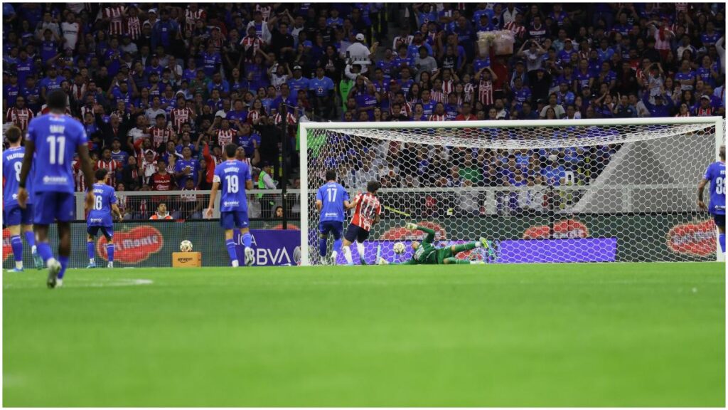 Chivas encontró el primer gol gracias a una falla de Kevin Mier.