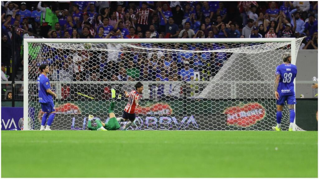 Chivas castigó de inmediato en el área.