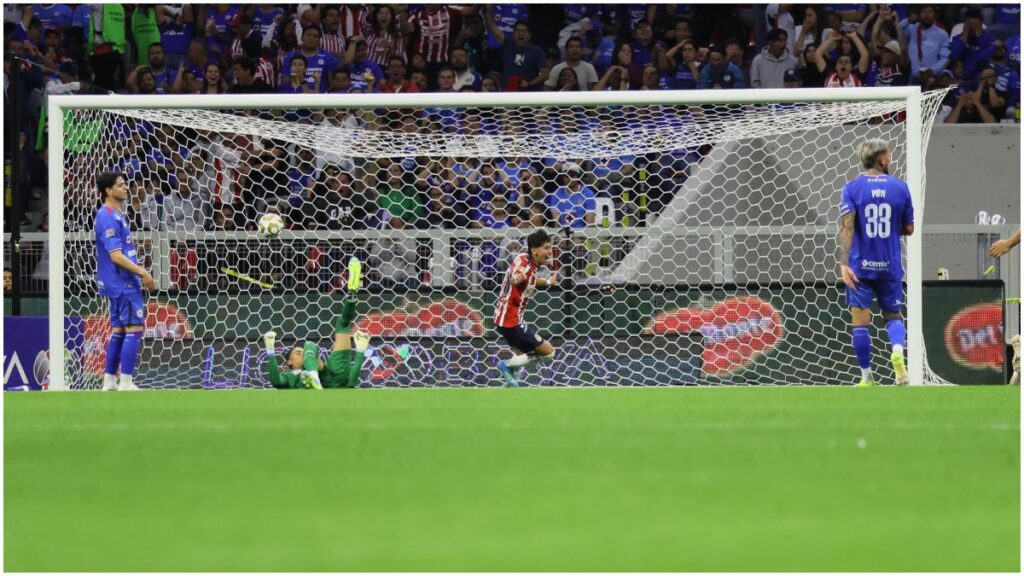 Santiago Sandoval celebró con euforia el gol que puso adelante a Chiva.
