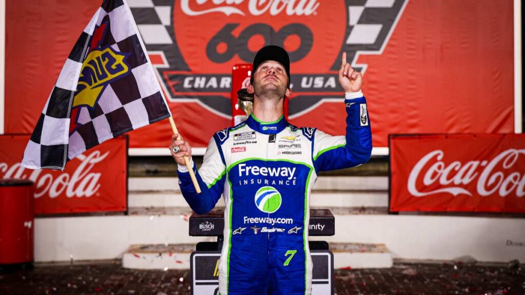 Dani Suárez festeja el triunfo en la Coca-Cola 600