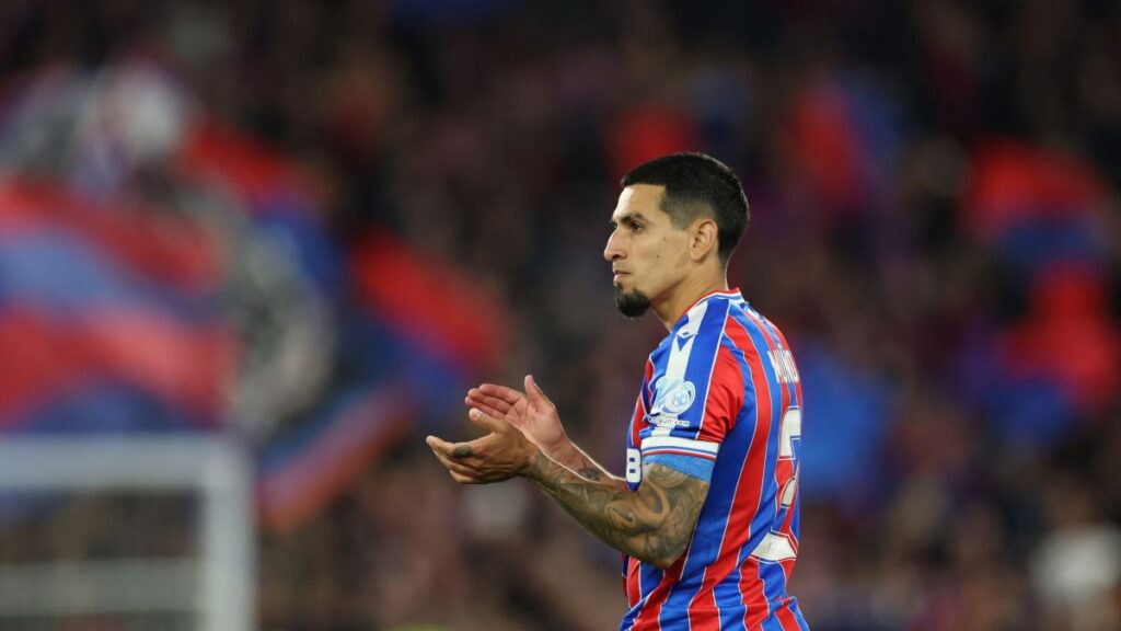 Daniel Muñoz titular en el Palace