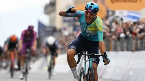 Davide Ballerini gana la Etapa 6 del Giro de Italia 2026 tras una caída masiva en el final de Nápoles