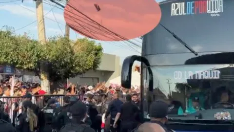 Detienen a aficionado de Chivas por lanzar cerveza al autobús de Cruz Azul