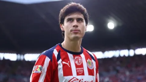¡Diego Campillo está destrozado! Llora por la derrota de Chivas ante Cruz Azul y su papá lo consuela