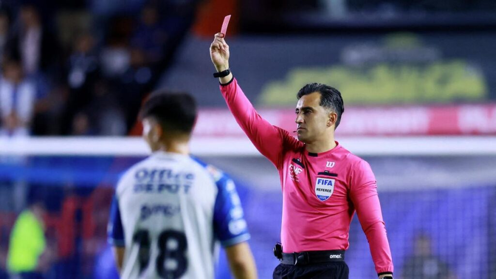 expulsan a Bauermann en el Pachuca vs Pumas tras revisar la jugada. Reuters