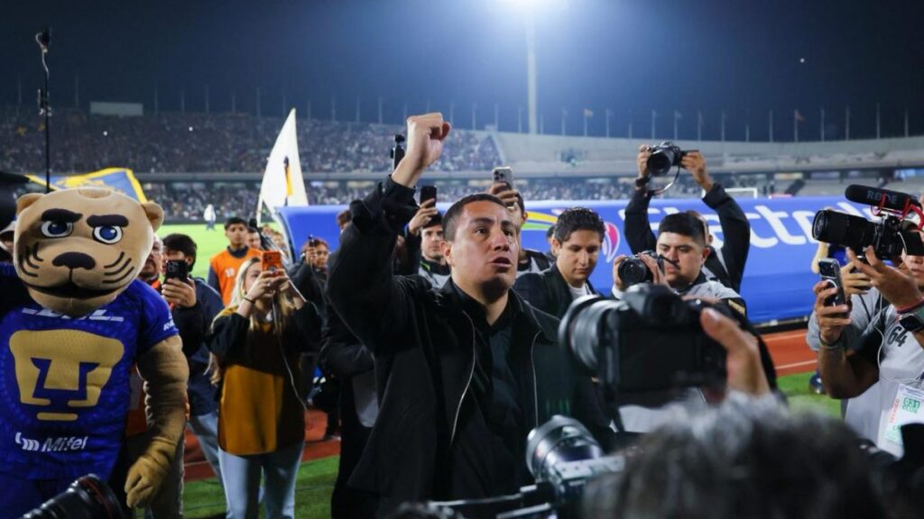Efraín Juárez celebra con la afición auriazul. Alejandra Suárez/Claro Sports