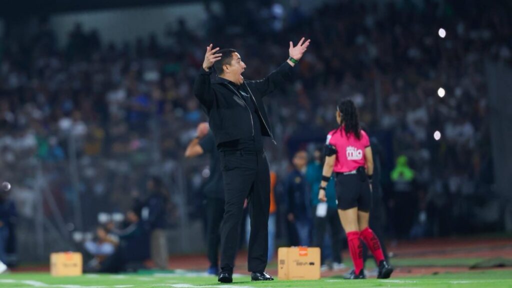 Juárez vive cada partido al límite, corriendo y gritando. Alejandra Suárez/Claro Sports