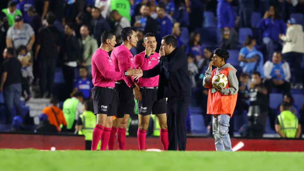 Efraín Juárez con los árbitros del partido