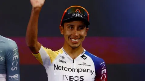 Egan Bernal resiste en el caos y sigue noveno en el Giro de Italia