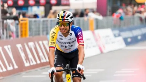 Egan Bernal muestra personalidad y no pierde tiempo en el Giro de Italia 2026