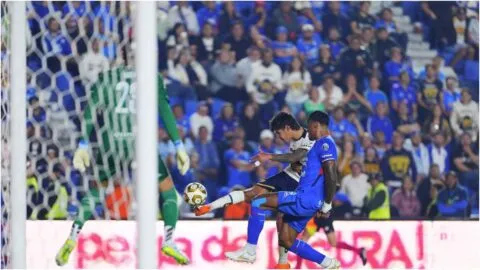 ¡El travesaño salvó a Cruz Azul! Robert Morales estuvo cerca del gol