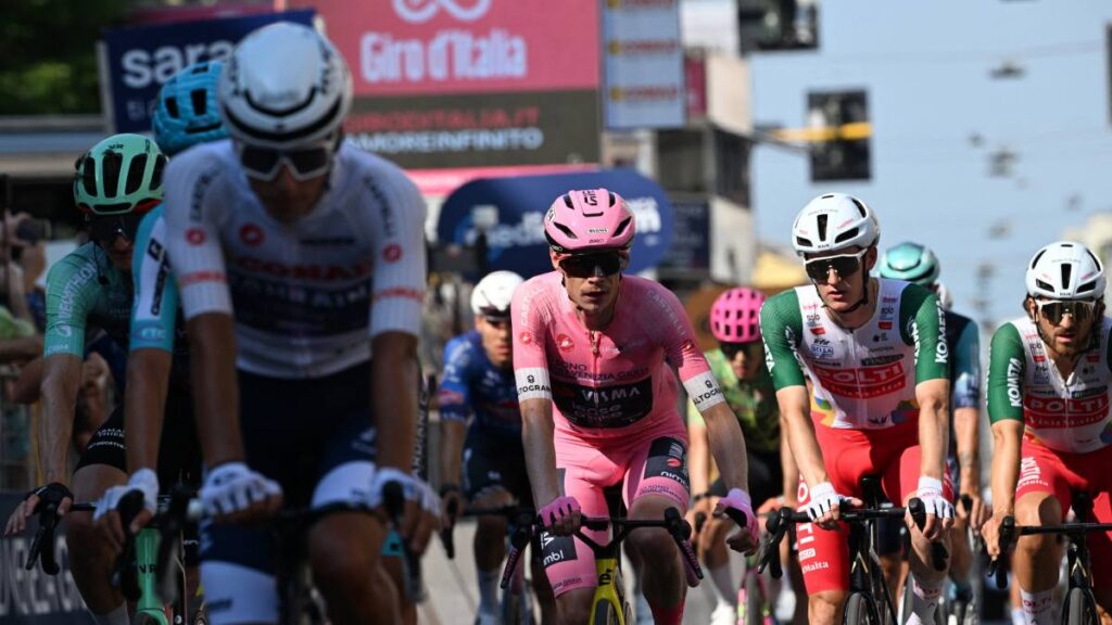 El ciclista danés Jonas Vingegaard se mantiene en la cima del Giro de Italia luego de su triunfo en la etapa 16