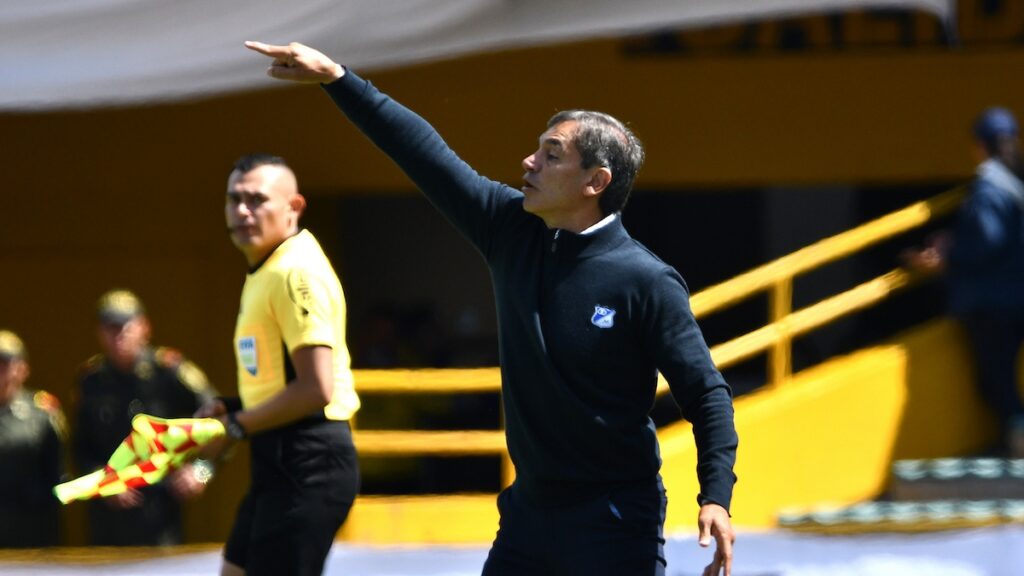 Fabián Bustos dando indicaciones