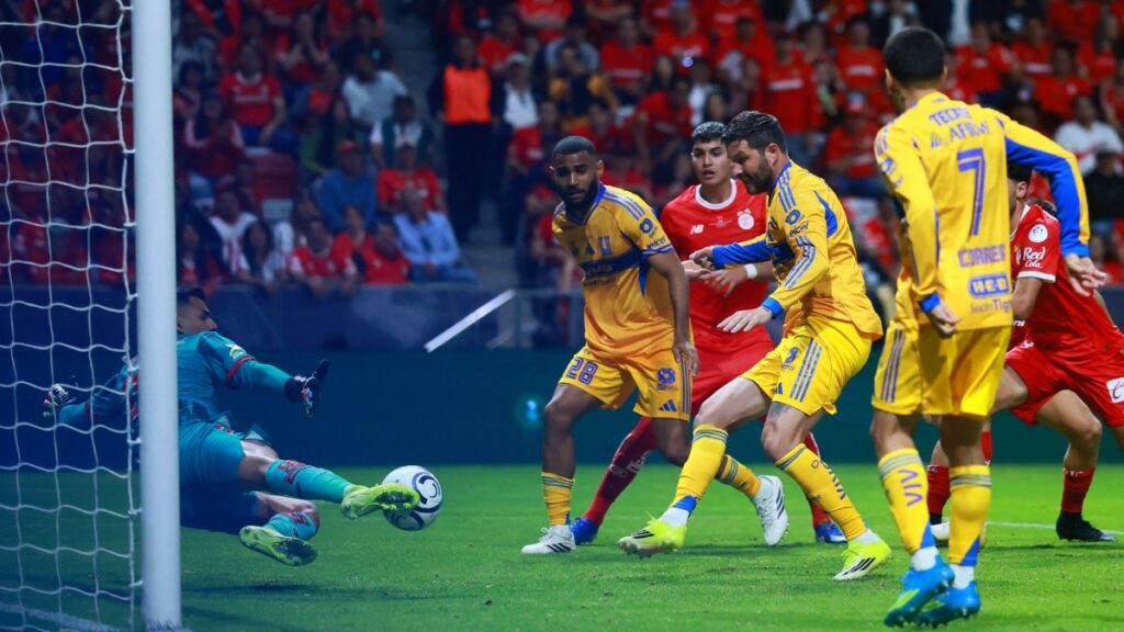 Gignac y la increíble ataja de Luis García