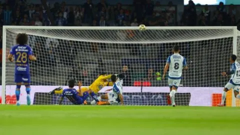 ¡Una falla que podría costar caro! Robert Morales deja escapar el empate con la portería vacía