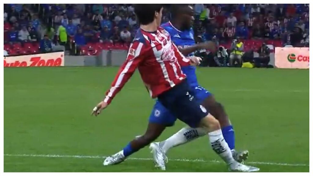 Falta de Christian Ebere sobre Diego Campillo apenas al minuto 15. Foto print TUDN