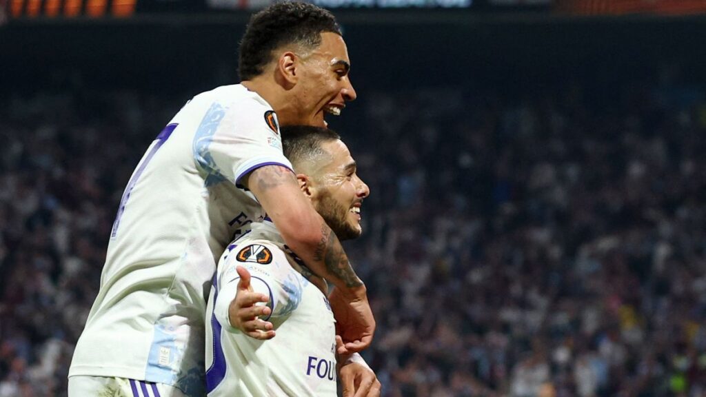 Los ingleses llegan con ventaja de dos goles al complemento