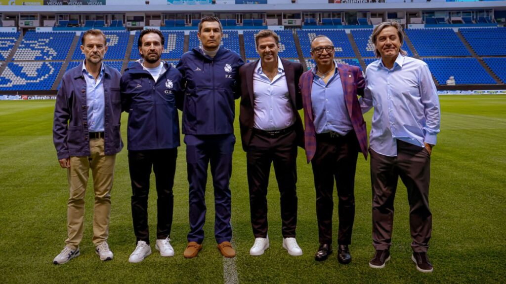 Gerardo Espinoza posando con la directiva del Puebla