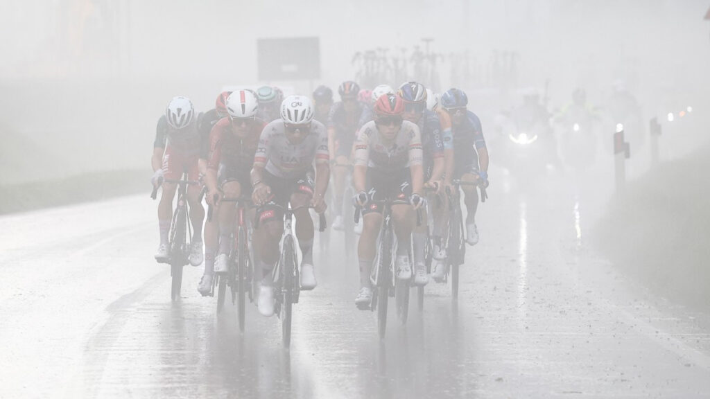 Ciclistas, en la etapa 17 del Giro de Italia. - Luca Bettini, AFP.
