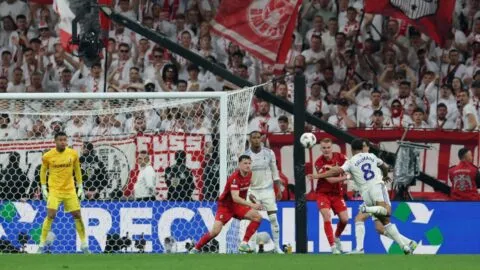 ¡Golazo de Tielemans! Aston Villa abre la final de Europa League con una volea perfecta