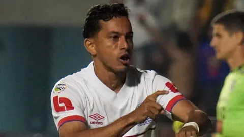 Olimpia golpea en el clásico ante Marathón y arranca con triunfo en las triangulares