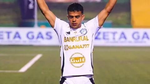 Fantasma Figueroa apunta contra la afición de Comunicaciones: "Tarados, dejen trabajar"