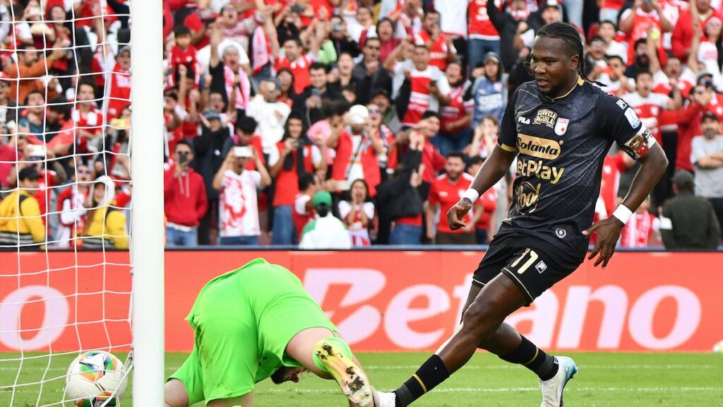 Hugo Rodallega anotando un gol