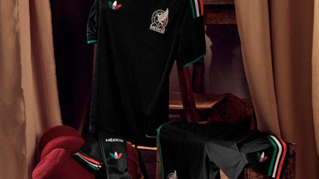 Después de los jerseys verde y blanco, la marca alemana que viste a la selección mexicana sacó a la venta el tercer uniforme en color negro 