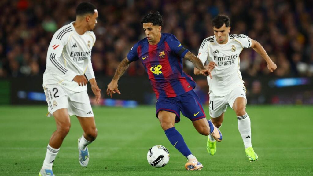 Joao Cancelo acaba de consagrarse monarca en cuatro de las cinco grandes ligas, tras ser campeón en España con el Barcelona