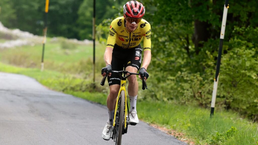 A falta de 7km, el portador de la Maglia Rosa, Afonso Eulálio quedó fuera de los favoritos y fue cuando comenzó el ataque letal del ciclista danés