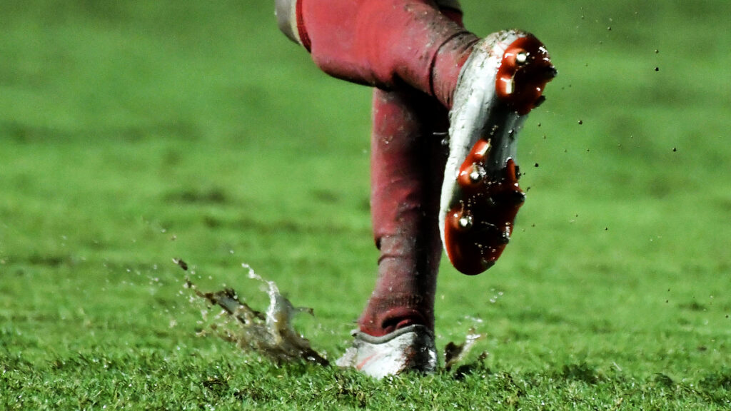 Botines en un partido del fútbol colombiano. - Vizzor Image.