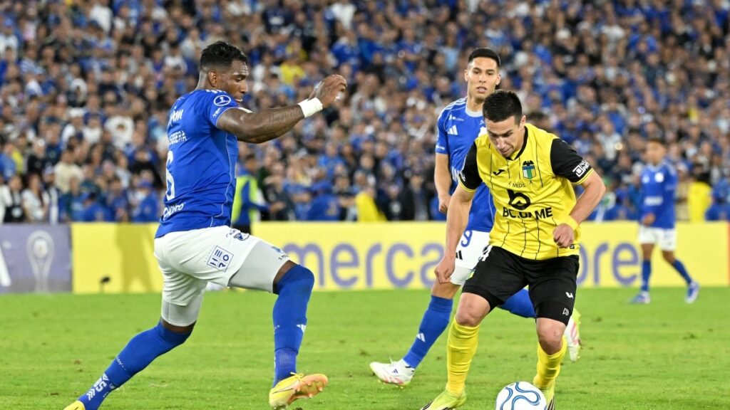 Jugadores de Millonarios y O'Higgins en El Campín