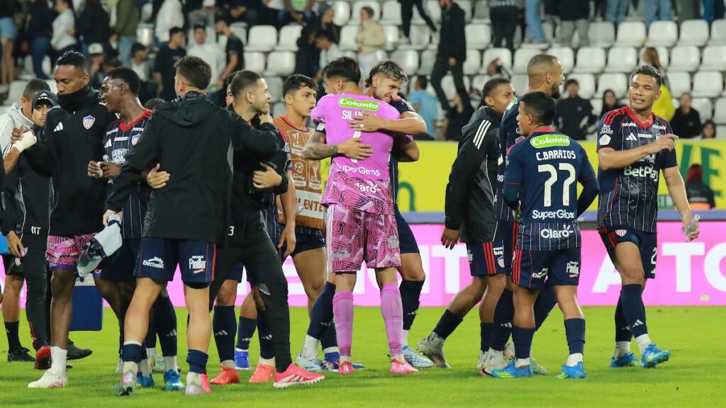 Jugadores del Junior abrazándose