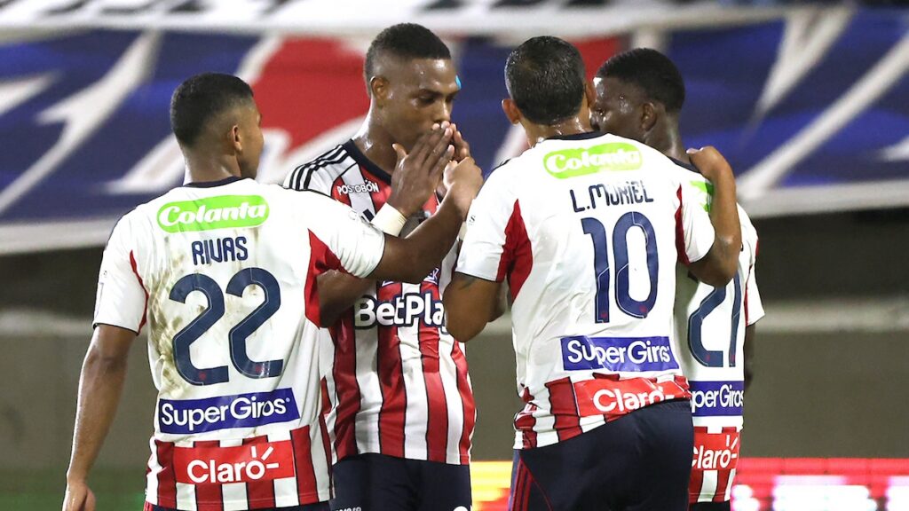 Jugadores del Junior hablando dentro del campo