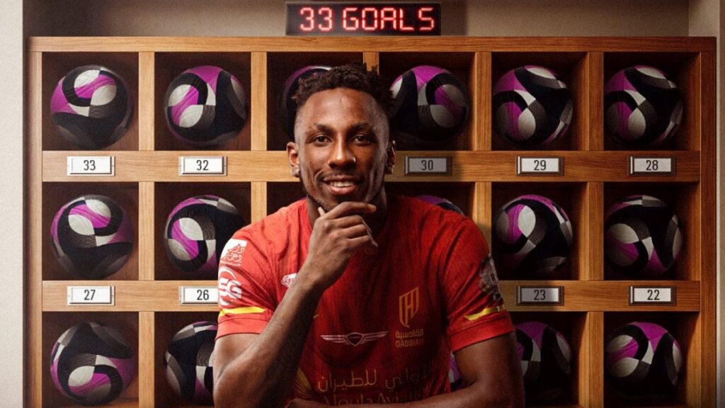 El delantero mexicano terminó con 33 goles en la temporada tras su hat-trick ante el Al Ittihad en la última jornada y superó a Ivan Toney