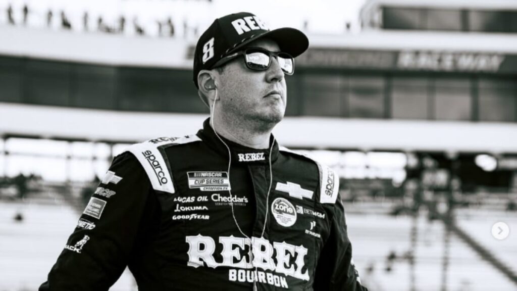 Kyle Busch durante una carrera de NASCAR