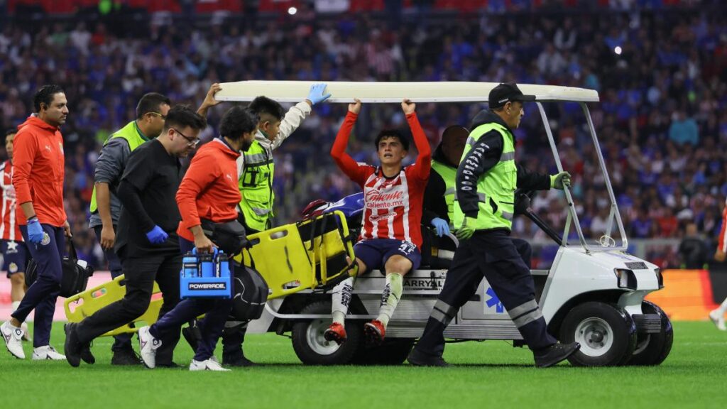 Richard Ledezma sale lesionado sobre el final del juego ante Cruz Azul. Alejandra Suárez